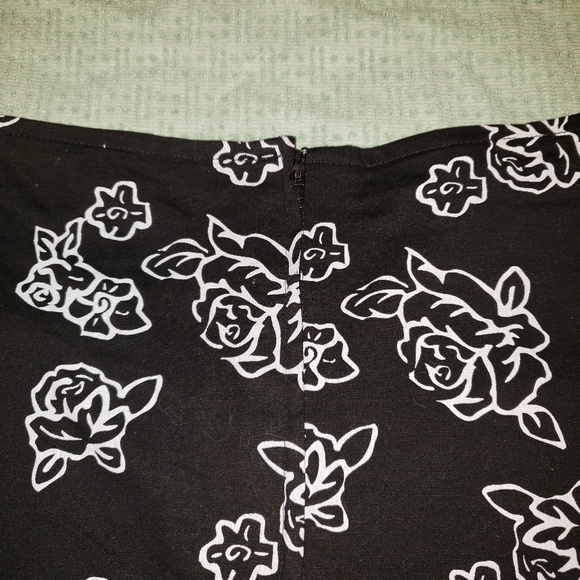 Black skirt with White Roses Knee Length‎ - Picture 4 of 5